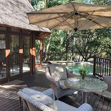 Dreamy 3 Bedroom Villa On The Edge Of The Sabie River In Kruger Park Lodge ヘイジービュー エクステリア 写真