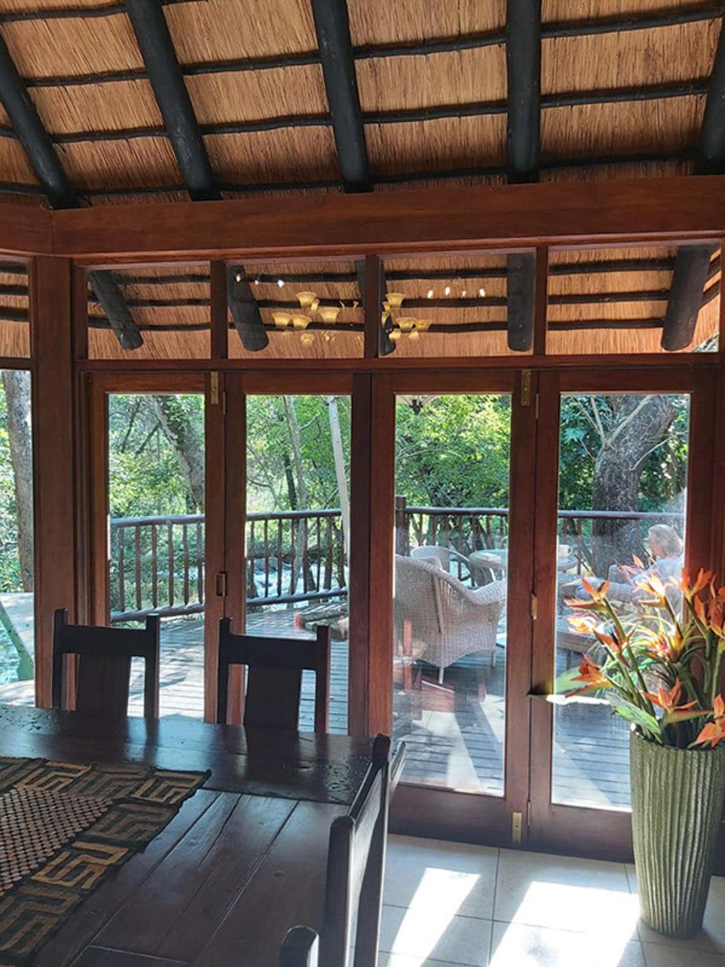 Dreamy 3 Bedroom Villa On The Edge Of The Sabie River In Kruger Park Lodge ヘイジービュー エクステリア 写真